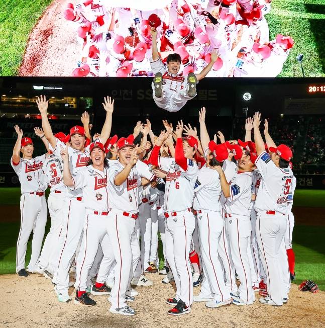 SSG 랜더스 선수들이 5일 인천 SSG랜더스필드에서 두산 베어스전 종료 후 열린 김성현 은퇴식에서 김성현(위)을 헹가래 치고 있다. /사진=SSG 랜더스 제공