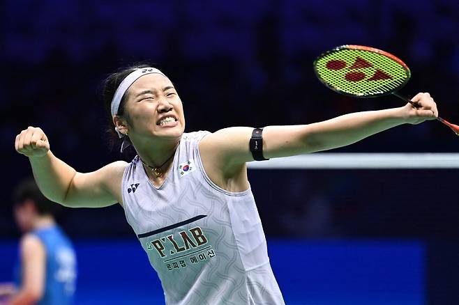 세계랭킹 1위 안세영(삼성생명)은 5일(한국시간) 중국 선전 아레나에서 열린 2026 세계배드민턴연맹(BWF) 월드투어 중국 마스터즈(슈퍼 750) 여자단식 준결승에서 일본의 야마구치 아카네(세계 3위)를 게임스코어 2-0(21-13 21-15)으로 완파하고 결승에 진출했다. 이날 안세영이 세계랭킹 3위 야마구치를 42분 만에 2-0으로 완파하자 BWF 해설가는 웃음을 터트리며 안세영의 압도적인 경기력에 감탄했다. 연합뉴스