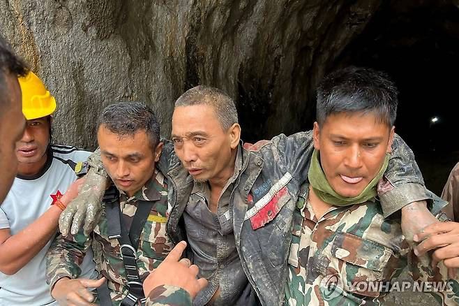 네팔 발전소 터널서 중국인 1명도 구조돼…대홍수 10일만 (라수와[네팔] AFP=연합뉴스) 5일(현지시간) 구조대가 네팔 어퍼트리슐리(UT)-1 수력발전소 터널에서 중국인 1명을 구조해서 데리고 나오고 있다.
[네팔군 제공. 재판매 및 DB 금지]