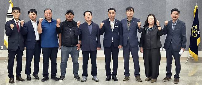 지난 4일 열린 여주시범시민 대책위 기자회견에서 관계자들이 기념촬영 하고 있다./사진제공= 독자제공