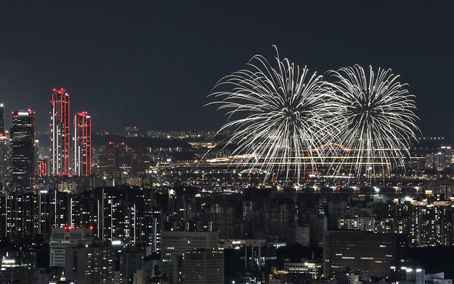 5일 서울 여의도 한강공원에서 열린 '2026 서울세계불꽃축제'에서 화려한 불꽃이 밤하늘을 수놓고 있다. /연합뉴스