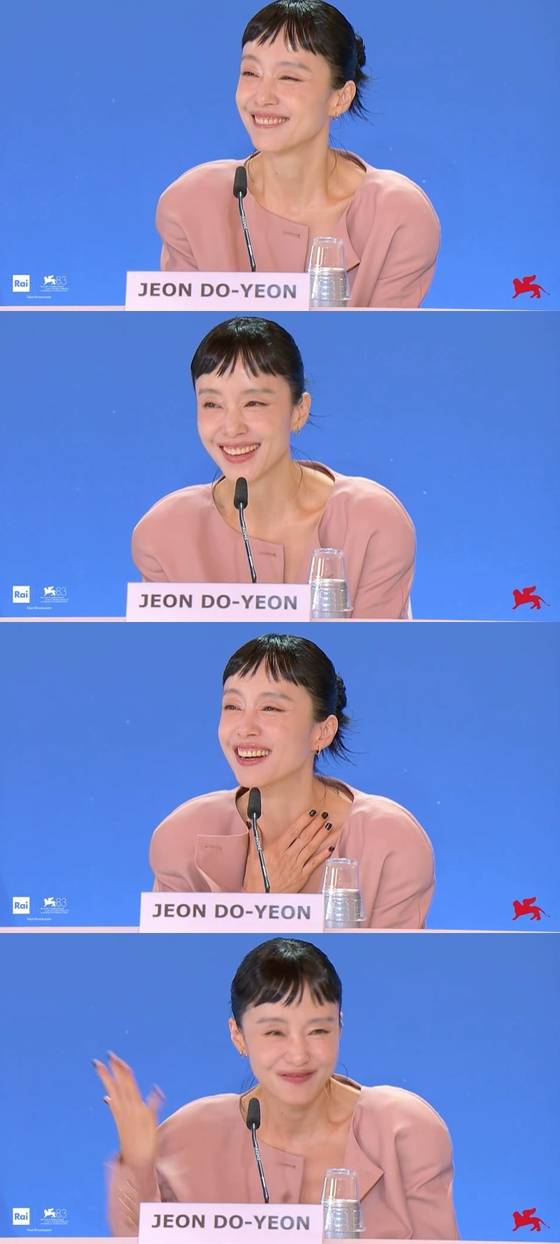 6일(현지시간) 제83회 베니스국제영화제(Biennale Cinema 2026) 경쟁 부문에 초청 된 넷플릭스 영화 '가능한 사랑'의 공식 기자회견이 개최 된 가운데, 현장에는 이창동 감독과 배우 설경구 전도연 조여정 조인성이 참석해 기자들의 질문에 답했다. 〈사진=베니스국제영화제 공식 채널〉