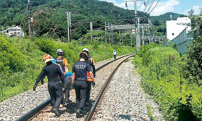 지난해 8월 무궁화호 열차가 선로 점검 인력을 덮쳐 2명이 숨지고 5명이 다쳤다. 당시 출동한 119구조대원이 부상자를 옮기는 모습. 청도소방서 제공