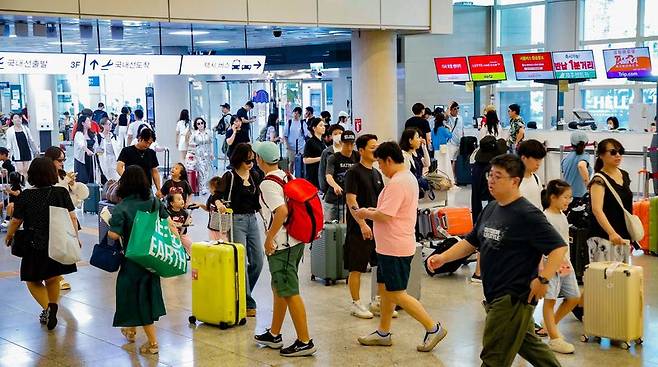 제주국제공항 국내선 도착장에서 관광객들이 이동하고 있다. 9월 1~5일 제주 외국인 입도객 잠정치는 3만5134명으로 같은 기간 전체 입도객의 19.5%를 차지했다. 사진=뉴시스
