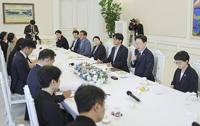 이재명 대통령이 지난 4일 청와대에서 열린 시민사회 초청 간담회에서 인사말을 하고 있다. 청와대사진기자단