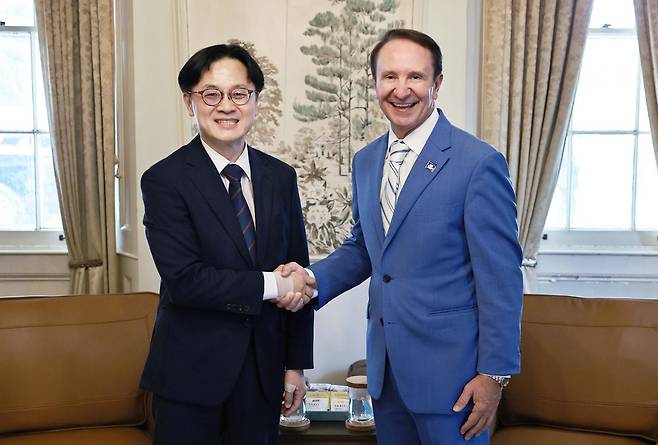 김정관 산업통상부 장관이 4일(현지시간) 미국 루이지애나 도널드슨빌에서 열린 ‘현대제철-포스코 루이지애나 전기로 제철소 기공식’에서 제프 랜드리 루이지애나 주지사와 악수를 하고 있다. (산업통상자원부 제공. 재판매 및 DB금지) 뉴스1
