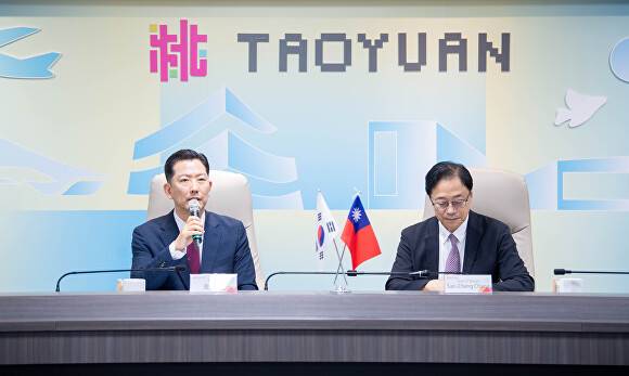 구미시와 우호 협력도시인 타오위안시를 방문한 김장호 시장(왼쪽)이 장산정 타오위안 시장과 회담하고 있다.  [사진=구미시]
