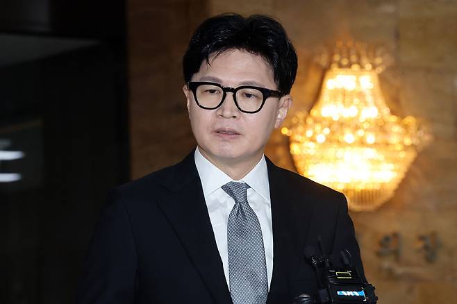 무소속 한동훈 의원이 지난 3일 국회에서 열릴 예정인 본회의에 참석하며 김승원 법무부 장관 후보자를 둘러싼 의혹과 관련한 취재진 질의에 답하고 있다. [사진 출처 = 연합뉴스]