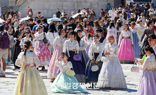 화창한 가을 날씨를 보인 4일 서울 경복궁을 찾은 외국인 관광객들이 한복을 입은 채 걷고 있다. [한주형 기자]