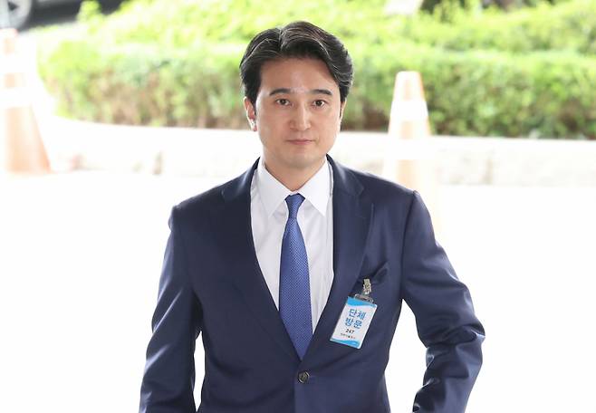 [서울=뉴시스] 조수정 기자 = 추형욱 SK이노베이션 사장이 14일 오후 한성숙 국무총리, 마이크로소프트(MS) 공동창업자인 빌 게이츠(왼쪽) 테라파워 이사장 등과 면담을 위해 서울 종로구 정부서울청사에 등청하고 있다. 이날 테라파워와 SK이노베이션은 테라파워가 준비중인 소형모듈원전(SMR) 상용화 등 계약을 체결한다. 2026.08.14. chocrystal@newsis.com /사진=조수정