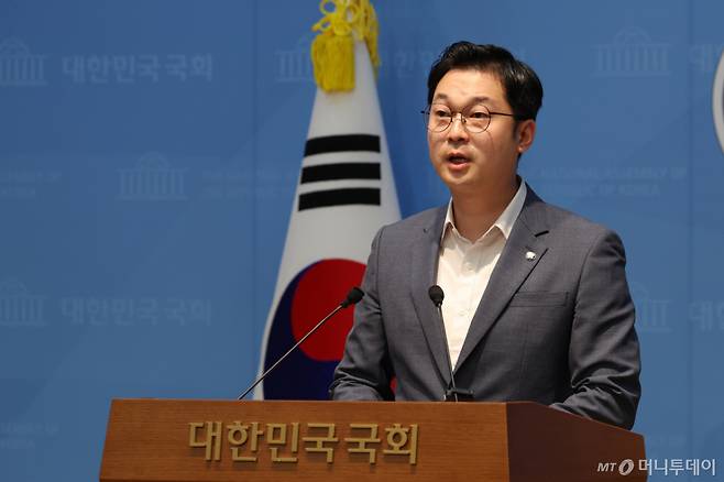 [서울=뉴시스] 김근수 기자 = 김동아 더불어민주당 의원이 6일 오후 서울 여의도 국회 소통관에서 수사기록 불법유출 한동훈 의원 고발 기자회견을 하고 있다. 2026.09.06. ks@newsis.com /사진=김근수