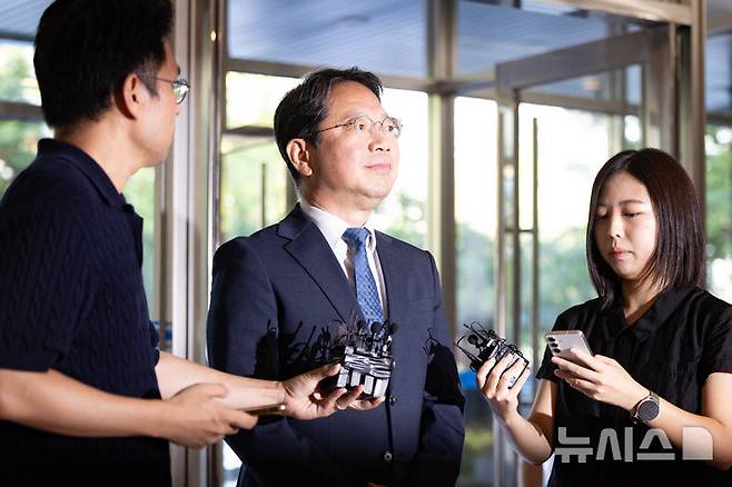 [서울=뉴시스] 황준선 기자 = 김승원 법무부 장관 후보자의 '임상 시험 청탁' 의혹 관련 양모씨와의 녹취록이 수면 위에 오르면서 논란이 거세지고 있다. 한동훈 무소속 의원은 "언론에 청탁 문자 두 번이 전부라고 하는 것 같지만 거짓말"이라며 날 선 반응을 보이는 한편 김 후보자 측은 "승인 압력이 아닌 심사 점검"이라고 응수하며 장외 공방이 격화하는 모양새다. 사진은 김 후보자. 2026.09.06. hwang@newsis.com
