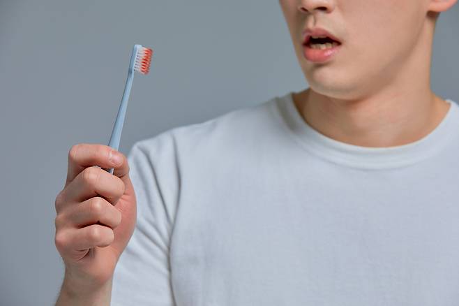 양치질을 하다가 피가 나면 잇몸과 치조골 등 치아를 지지하는 조직에 염증이 생기는 치주질환의 초기 신호일 수 있기 때문에 주의가 필요하다. 게티이미지뱅크