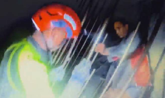 네팔·중국 국경 히말라야 산악지대를 휩쓴 대홍수 발생 열흘 만인 지난 5일(현지시간) 어퍼트리슐리(UT)-1 수력발전소 공사 현장 터널에서 네팔·한국 합동구조대가 중국인 1명을 구조하고 있다. 한국 해외긴급구호대(KDRT) 제공