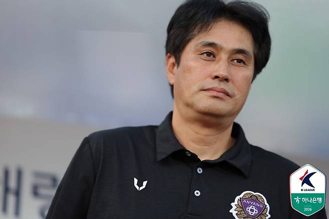 ▲ 단장과 감독의 동시 사퇴설로 분위기가 어수선하던 FC안양이 충분한 대화 끝에 진통을 잠재웠다. 잔류를 택한 유병훈 감독은 결과로 책임을 다하겠다는 입장을 밝혔다. ⓒ한국프로축구연맹