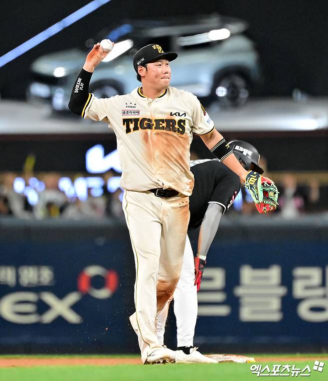 5일 오후 광주기아챔피언스필드에서 열린 '2026 신한 SOL Bank KBO리그' KT 위즈와 KIA 타이거즈의 경기, 8회초 1사 만루 KIA 하주석이 KT 최원준의 타구를 라인드라이브로 처리한 후 2루 베이스틀 터치하고 있다. 광주, 김한준 기자