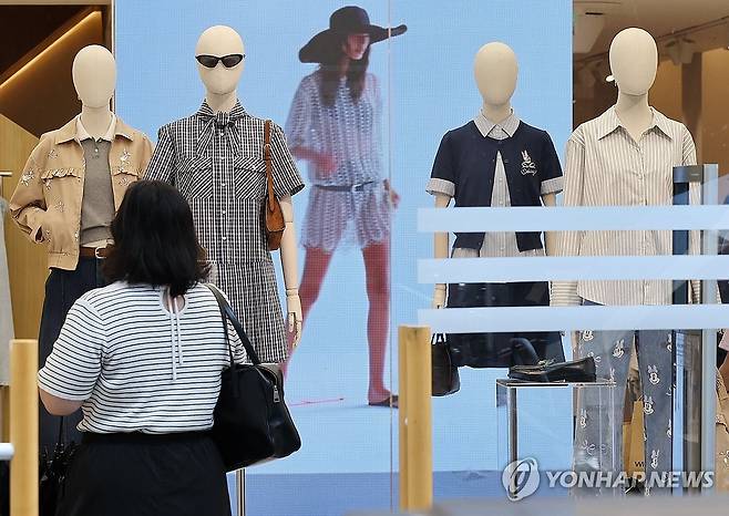가을옷 진열된 의류매장 (서울=연합뉴스) 이재희 기자 = 무신사 스토어, W컨셉 등 패션 업계 자료에 따르면 입추인 7일 이후 무더위가 한풀 꺾이면서 긴팔과 니트, 트렌치코트 등 가을옷 등 관련 검색량이 전주보다 큰폭으로 증가했다. 사진은 16일 서울 명동의 의류매장 모습. 2026.8.16 scape@yna.co.kr