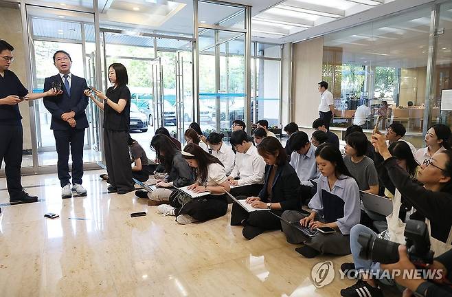 질문에 답하는 김승원 법무장관 후보자 (서울=연합뉴스) 신준희 기자 = 김승원 법무부장관 후보자가 3일 서울 종로구 적선현대빌딩에 마련된 인사청문회 준비 사무실로 출근하던 중 취재진 질문에 답하고 있다. 2026.9.3 hama@yna.co.kr