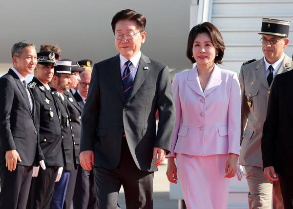 프랑스를 국빈 방문한 이재명 대통령과 김혜경 여사가 6일(현지시간) 프랑스 니스 코트다쥐르 공항에 도착한 공군 1호기에서 의전 차량으로 이동하고 있다 [출처=연합]