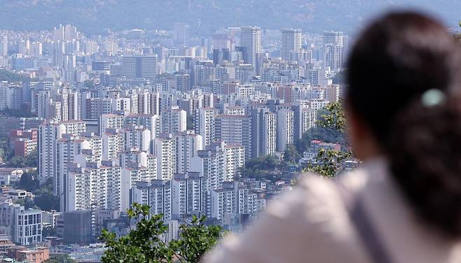 서울 아파트 매매가격 상승률이 3주 만에 둔화한 3일 서울 남산에서 바라본 아파트 단지 모습. 뉴스1