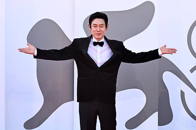 이창동 감독과 '박하사탕' '오아시스'에 이어 세 번째 작업한 배우 설경구는 이번 영화 '가능한 사랑'에서 "초심을 되뇌며 임했다"고 했다. 6일 이탈리아 베네치아에서 열린 83회 베니스영화제에서 '가능한 사랑' 공식 상영에 참석한 그가 '박하사탕' 속 "나 돌아갈래" 명장면을 연상시키는 포즈를 취했다. 사진 넷플릭스