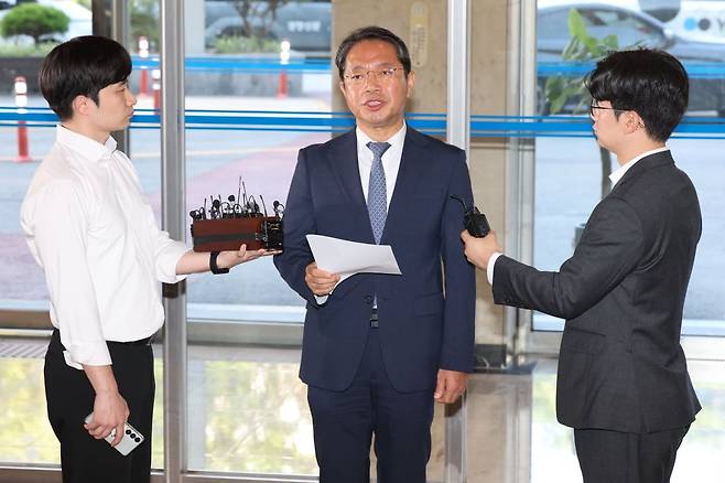 김승원 법무부 장관 후보자가 7일 오전 서울 종로구 적선현대빌딩에 마련된 인사청문회 준비사무실로 출근하며 신약 승인 청탁 의혹 등과 관련해 입장을 밝히고 있다./사진=뉴스1