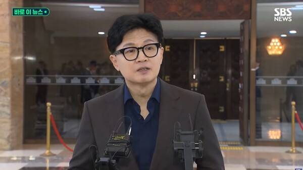 ▲한동훈 무소속 의원이 2026년 9월7일 국회 본회의장 앞 백브리핑에서 김승원 법무부장관 후보자와 브로커 양아무개씨 간 통화 녹취록 유출이 불법이며, 입수경위를 밝히라는 주장에 그런 수작에 안넘어간다라며 반박하고 있다. 사진=SBS 영상갈무리