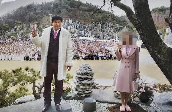 정명석 출소 1주년을 기념하는 행사에서 정명석과 김지선이 함께 촬영한 사진.[대전지검]