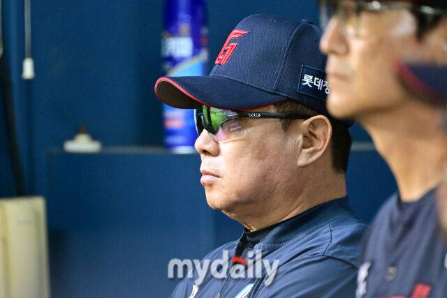 2일 서울 잠실야구장에서 열린 '2026 신한 SOL KBO리그' 롯데 자이언츠와 두산 베어스 경기. 롯데 김태형 감독이 경기를 지켜보고 있다./마이데일리