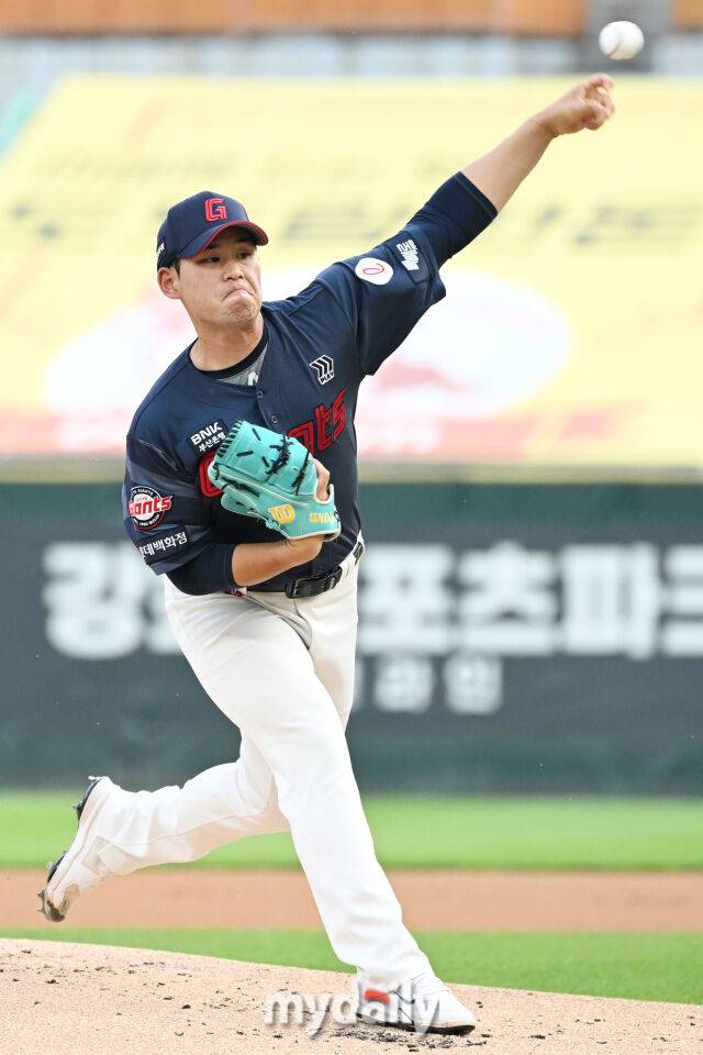 16일 인천 SSG랜더스필드에서 열린 '2026 신한 SOL KBO리그' 롯데 자이언츠와 SSG 랜더스 경기. 롯데 선발 투수 김진욱이 힘차게 투구하고 있다./마이데일리