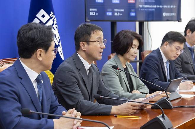 더불어민주당 한병도 당 대표 직무대행 겸 원내대표가 4일 국회에서 열린 원내대책회의에서 정부가 발표한 2026 세제 개편안과 관련해 발언하고 있다.[연합]