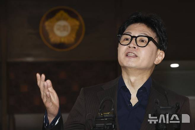 [서울=뉴시스] 김근수 기자 = 한동훈 무소속 의원이 7일 오전 서울 여의도 국회 로텐더홀 앞에서 김승원 법무부 장관 후보자 의혹 제기 브리핑을 하고 있다. 2026.09.07. ks@newsis.com