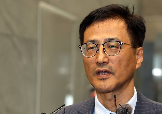 6·3 지방선거 투표용지 부족 사태 등을 수사하는 이태한 선거관리위원회 특별검사가 지난달 24일 서울 서초구 특검 임시 사무실로 출근하며 취재진의 질문에 답하고 있다. 연합뉴스