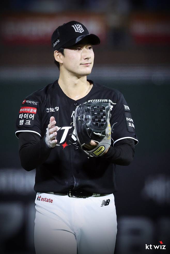 투수 강습 타구에 다리를 맞고 쓰러진 KT 아시아쿼터 선수 스기모토 코우키가 종아리 타박상 진단을 받았다. 사진제공｜KT 위즈