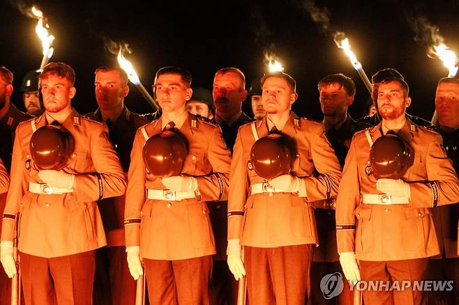 도너휴 장군 퇴역에 경의를 표하는 베를린의 독일 군인들 [EPA=연합뉴스 자료사진. 재판매 및 DB 금지]