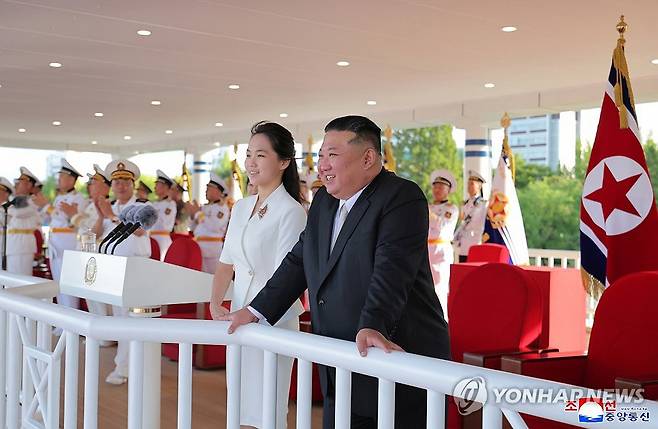 북, 5천t급 구축함 강건호 취역… 김정은 "해군 핵무장화 실현" (서울=연합뉴스) 조선중앙통신은 7일 김정은 국무위원장이 참석한 가운데 전날 원산항에서 강건호의 취역식이 진행됐다고 보도했다. 김정은 국무위원장은 연설을 통해 핵 무력의 중요성을 거듭 강조하고 해군력 강화를 위해 실행 중인 중요한 계획을 8개월 후에 공개하겠다고 밝혔다. 기념식에는 부인 리설주와 딸 주애가 동행했다. [조선중앙통신 홈페이지 캡처] 2026.9.7 
    [국내에서만 사용가능. 재배포 금지. For Use Only in the Republic of Korea. No Redistribution] nkphoto@yna.co.kr