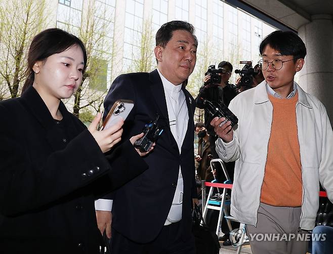 경찰 조사 향하는 김병기 (서울=연합뉴스) 김성민 기자 = 뇌물수수 의혹 등을 받는 무소속 김병기 의원이 10일 서울 마포구 서울경찰청 공공범죄수사대에 조사를 받기 위해 출석하고 있다. 2026.4.10 ksm7976@yna.co.kr