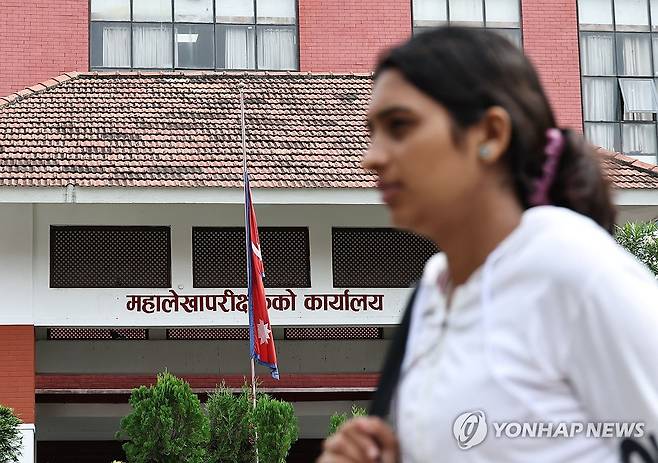 네팔 대홍수 희생자 추모 조기 게양 (카트만두=연합뉴스) 김인철 기자 = 네팔 대규모 홍수 참사 13일째인 7일 네팔 카트만두 시내의 한 관공서에 희생자들을 추모하는 조기가 게양돼 있다. 2026.9.7 yatoya@yna.co.kr