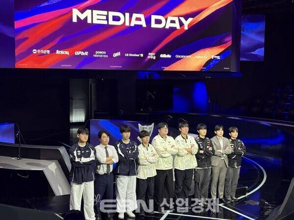8일 서울 종로구 치지직 롤파크에서 열린 '2026 우리은행 LCK FINALS 미디어데이'. 이날 행사에 참가한 젠지 유상욱 감독과 '기인' 김기인, '룰러' 박재혁, 한화생명e스포츠 윤성영 감독과 '카나비' 서진혁, '구마유시' 이민형, T1 임재현 감독과 '페이즈' 김수환, '케리아' 류민석이 포즈를 취하고 있다. [출처= EBN 김채린 기자]