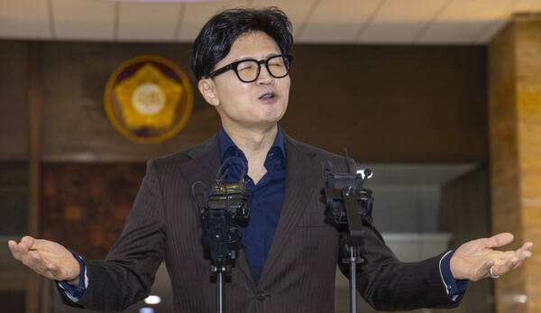 무소속 한동훈 의원이 7일 국회에서 열린 본회의에 참석하기 위해 국회 본청에 들어서다 취재진과 만나 연일 제기하고 있는 김승원 법무부 장관 후보자 의혹과 관련한 질문에 답하고 있다. 2026.9.7. 연합뉴스