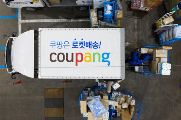지난해 11월 발생한 쿠팡의 대규모 개인정보 유출 사태를 기점으로 일부 이커머스 업체들이 반사이익을 누렸다. 특히 컬리와 SSG닷컴은 최근 시간 단위 퀵커머스 서비스를 론칭하며, 배송 속도 경쟁에 뛰어들었다. /쿠팡