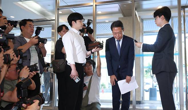 김승원 법무부 장관 후보자(오른쪽에서 두 번째)가 7일 오전 서울 종로구 적선현대빌딩에 마련된 인사청문회 준비단 사무실로 출근해 취재진의 질문에 답한 뒤 고개 숙여 인사하고 있다. 이날 김 후보자는 신약 치료제 임상시험 승인 관련 청탁 의혹에 대해 “부정한 청탁을 한 적이 없다”고 밝혔다. 뉴시스