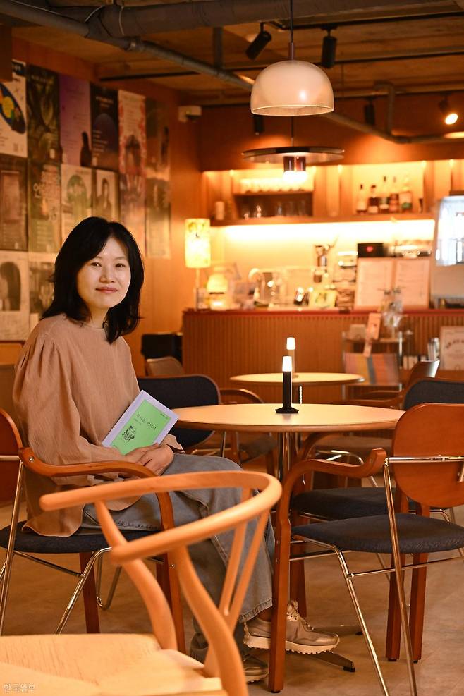 4일 서울 마포구 문지살롱에서 김행숙 시인이 포즈를 취하고 있다. 장련성 기자