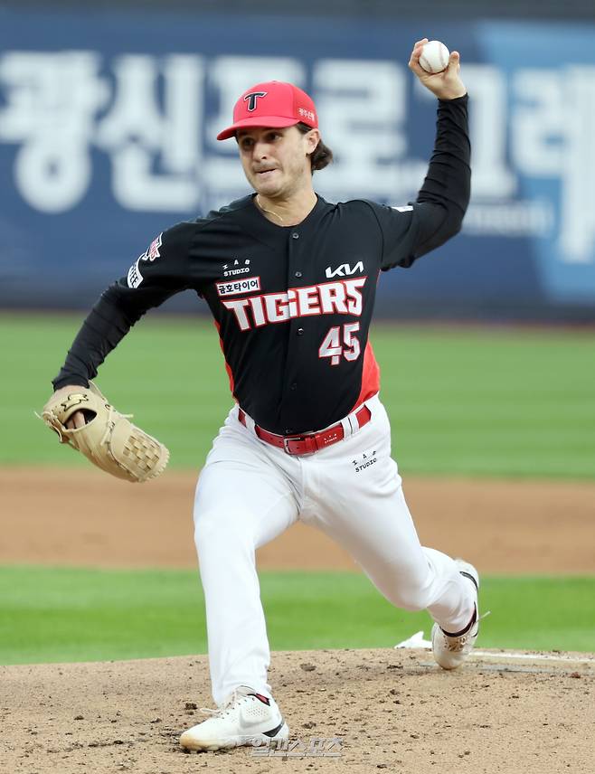 2023 KBO리그 KIA 타이거즈와 kt 위즈의 더블헤더 1차전 경기가 4일 오후 수원 kt위즈파크에서 열렸다. KIA 선발 파노니가 역투하고 있다. 수원=정시종 기자 /2023.10.04.