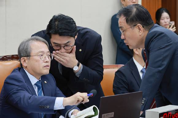 8일 국회 과학기술정보방송통신위원회 전체회의에서 위원장인 더불어민주당 송기헌 의원과 여야 간사인 민주당 한준호 의원·국민의힘 최형두 의원이 대화하고 있다. 2026.9.8 [사진=연합뉴스]