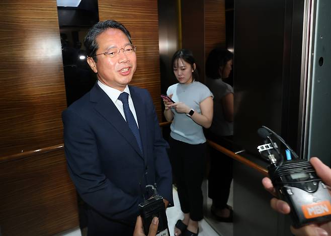 김승원 법무부 장관 후보자가 8일 오전 서울 종로구 적선현대빌딩에 마련된 인사청문회 준비 사무실로 출근하며 취재진 질의에 답변하고 있다. [뉴스1]