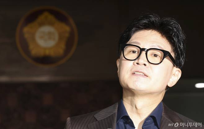 [서울=뉴시스] 김근수 기자 = 한동훈 무소속 의원이 7일 오전 서울 여의도 국회 로텐더홀 앞에서 김승원 법무부 장관 후보자 의혹 제기 브리핑을 하고 있다. 2026.09.07. ks@newsis.com /사진=김근수