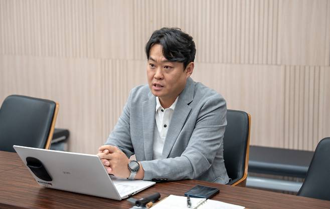 지난달 24일 대구 달성군 엘앤에프플러스. 권혁원 엘앤에프플러스 생산기술본부장(전무)이 질문에 답하고 있는 모습./사진제공=엘앤에프