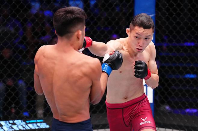 지난 해 10월 DWCS 시즌 9 대회에서 페루의 후안 디아즈를 상대로 라이트 스트레이트를 꽂는 권원일의 모습. [UFC 제공]