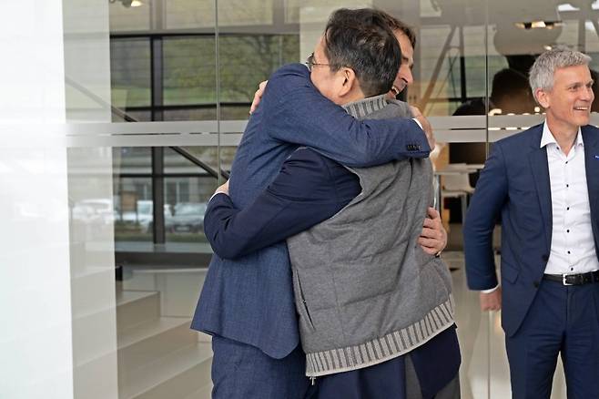 이재용 삼성전자 회장이 지난 2024년 독일 오버코헨 자이스 본사에서 만난 크리스토퍼 푸케 ASML 최고경영자(CEO)와 만나 포옹하고 있다. [삼성전자 제공]